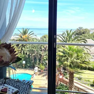https://apartment-18-gordons-bay-beachfront.hotels-capetown.com